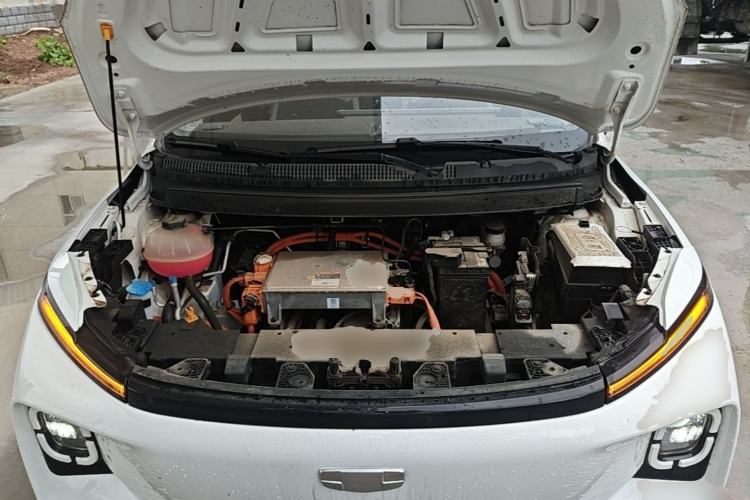 Used Geometry E Firefly 2024 301km Flowing Light Engine Bay