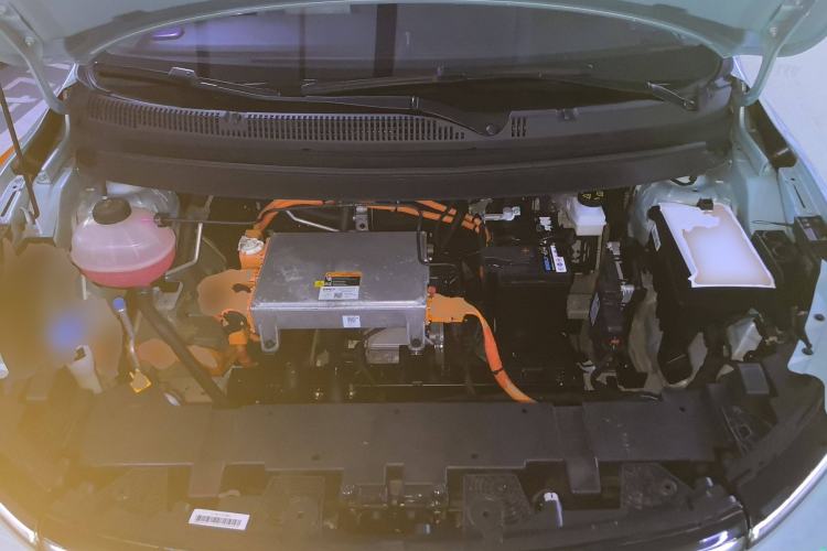 Used Geometry E Firefly 2024 401 km Fluorescent Engine Bay
