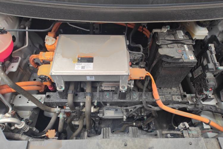 Used Geometry E Firefly 2024 401 km Fluorescent Engine Bay