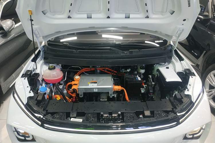 Used Geometry E Firefly 2024 401km Starlight Engine Bay