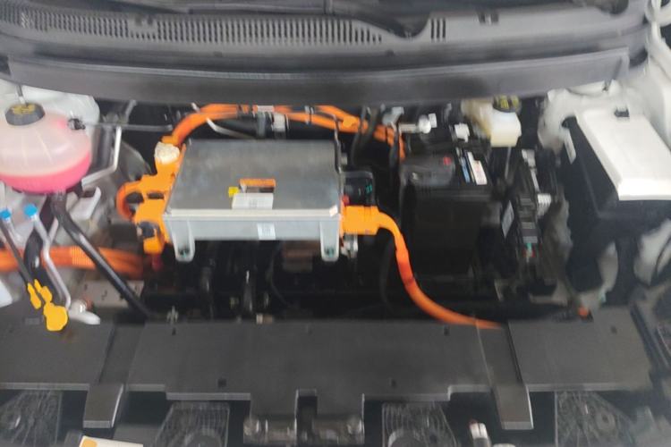 Used Geometry E Firefly 2024 401 km Fluorescent Engine Bay