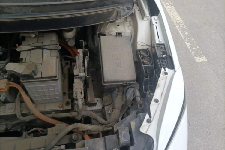 Used Geometry E Firefly 2024 301km Flowing Light Engine Bay Left