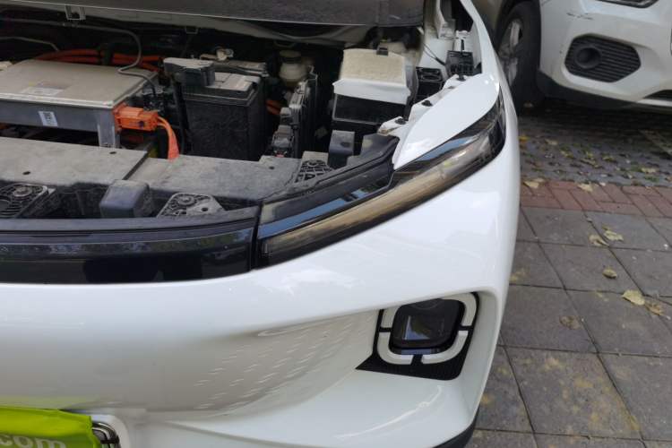 Used Geometry E Firefly 2024 301km Flowing Light Engine Bay Left