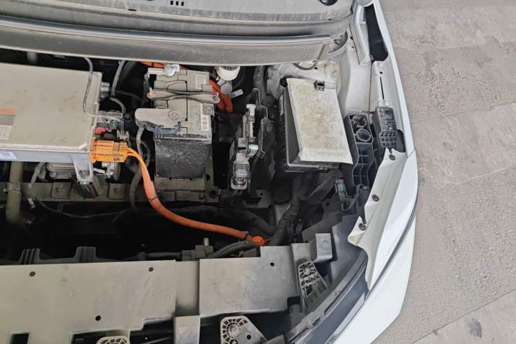 Used Geometry E Firefly 2024 301km Flowing Light Engine Bay Left