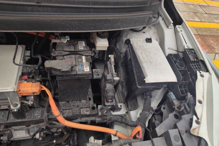 Used Geometry E Firefly 2024 401 km Fluorescent Engine Bay Left
