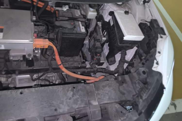 Used Geometry E Firefly 2024 301km Starlight Engine Bay Left