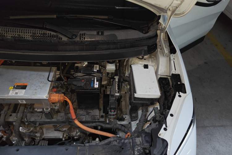 Used Geometry E Firefly 2024 301km Starlight Engine Bay Left