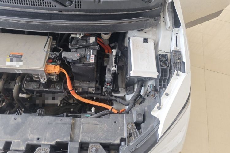 Used Geometry E Firefly 2024 401km Starlight Engine Bay Left