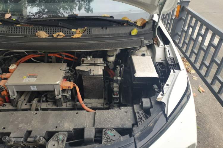 Used Geometry E Firefly 2024 401km Starlight Engine Bay Left