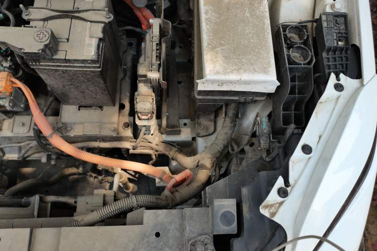 Used Geometry E Firefly 2024 301km Starlight Engine Bay Left