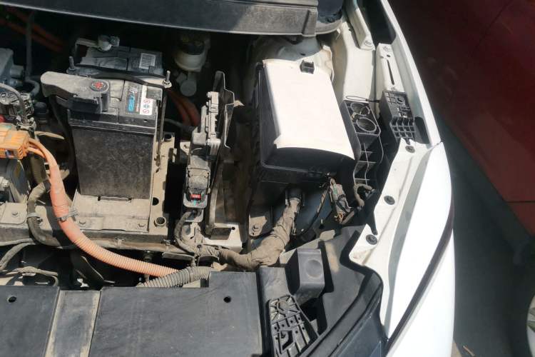 Used Geometry E Firefly 2024 301km Starlight Engine Bay Left