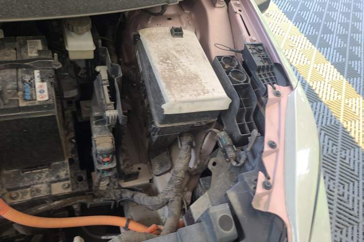 Used Geometry E Firefly 2024 401 km Fluorescent Engine Bay Left