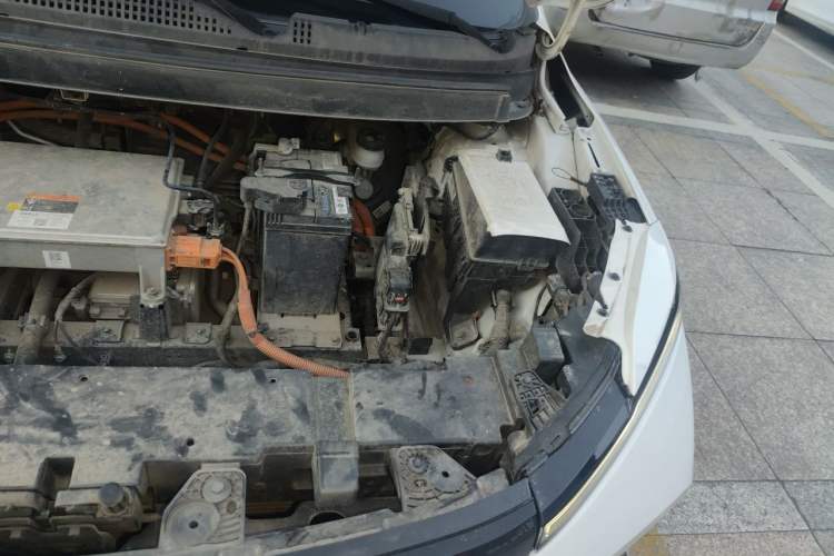 Used Geometry E Firefly 2024 301km Starlight Engine Bay Left