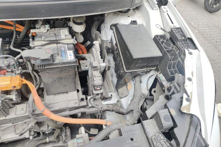 Used Geometry E Firefly 2024 301km Starlight Engine Bay Left