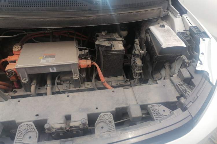 Used Geometry E Firefly 2024 301km Flowing Light Engine Bay Left