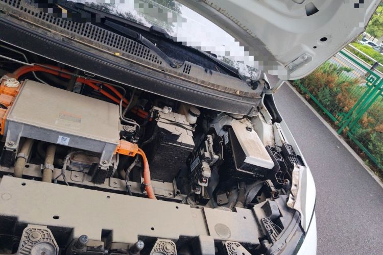 Used Geometry E Firefly 2024 301km Flowing Light Engine Bay Left