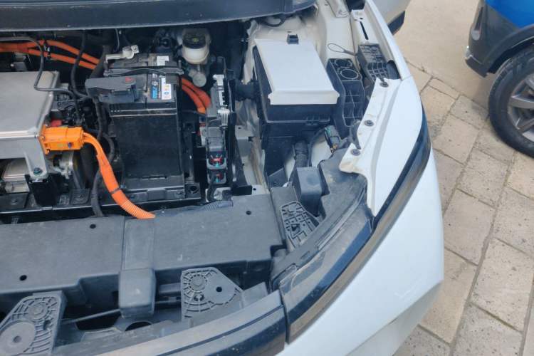 Used Geometry E Firefly 2024 301km Flowing Light Engine Bay Left
