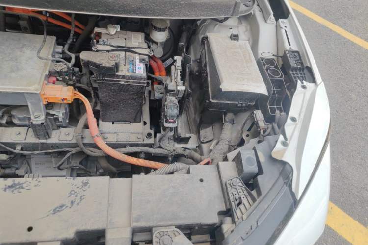 Used Geometry E Firefly 2024 301km Starlight Engine Bay Left