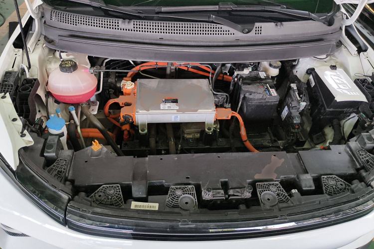 Used Geometry E Firefly 2024 401 km Fluorescent Engine Bay