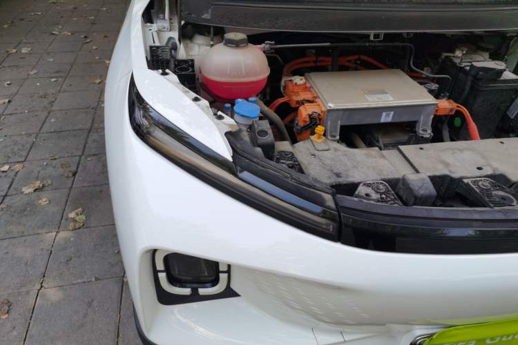 Used Geometry E Firefly 2024 301km Flowing Light Engine Bay Right