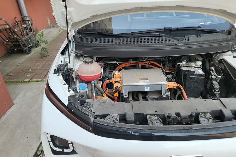 Used Geometry E Firefly 2024 401km Starlight Engine Bay Right