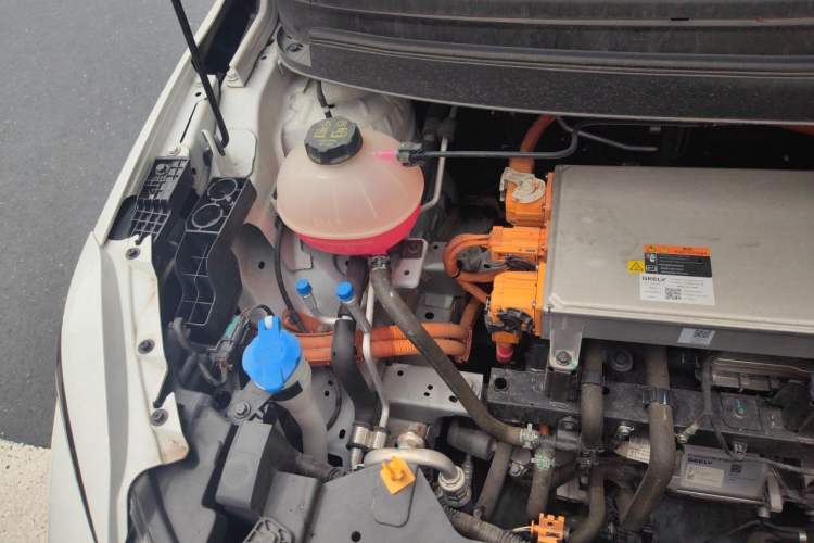 Used Geometry E Firefly 2024 401 km Fluorescent Engine Bay Right