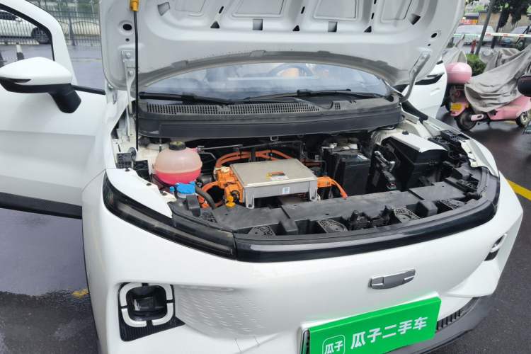 Used Geometry E Firefly 2024 301km Starlight Engine Bay Right