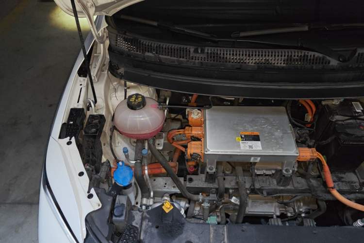 Used Geometry E Firefly 2024 301km Starlight Engine Bay Right