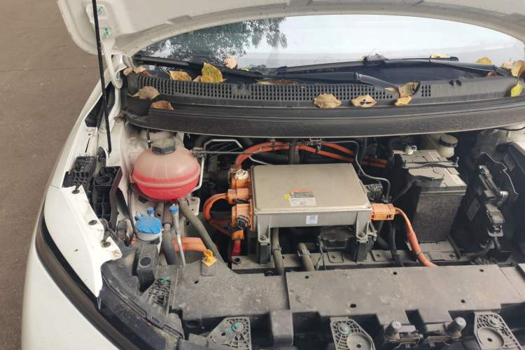 Used Geometry E Firefly 2024 401km Starlight Engine Bay Right