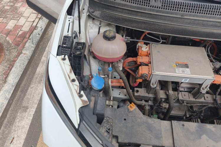 Used Geometry E Firefly 2024 301km Starlight Engine Bay Right