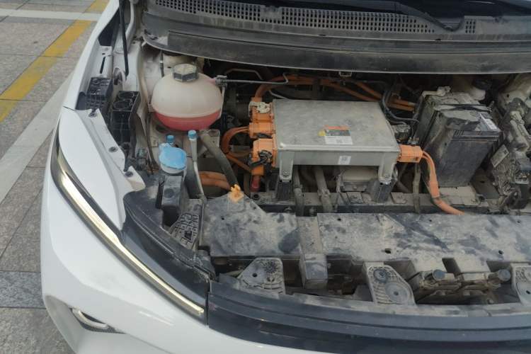 Used Geometry E Firefly 2024 301km Starlight Engine Bay Right