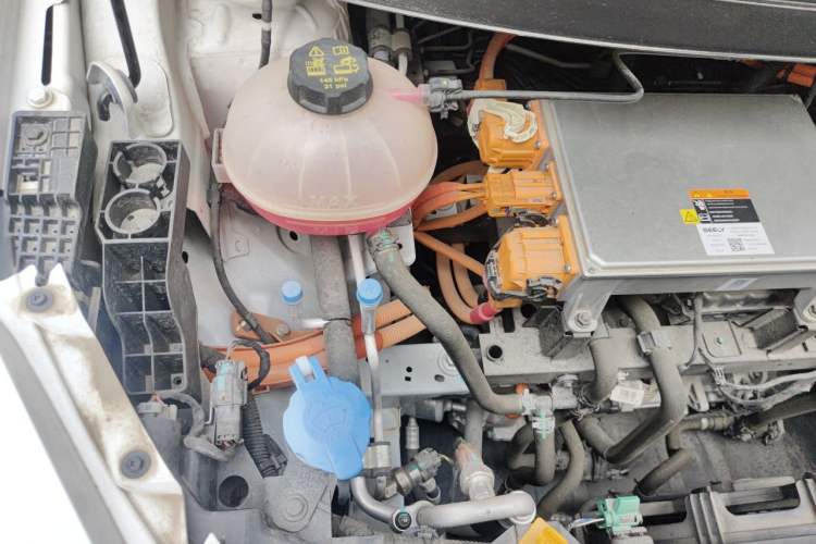 Used Geometry E Firefly 2024 301km Starlight Engine Bay Right