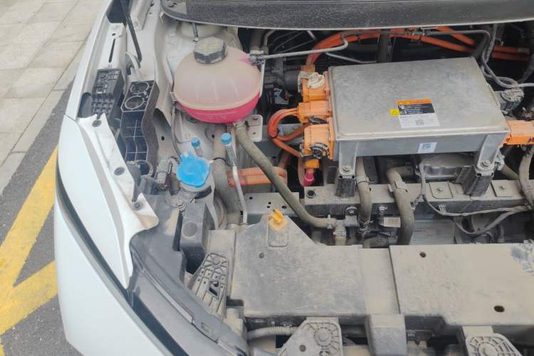 Used Geometry E Firefly 2024 301km Starlight Engine Bay Right
