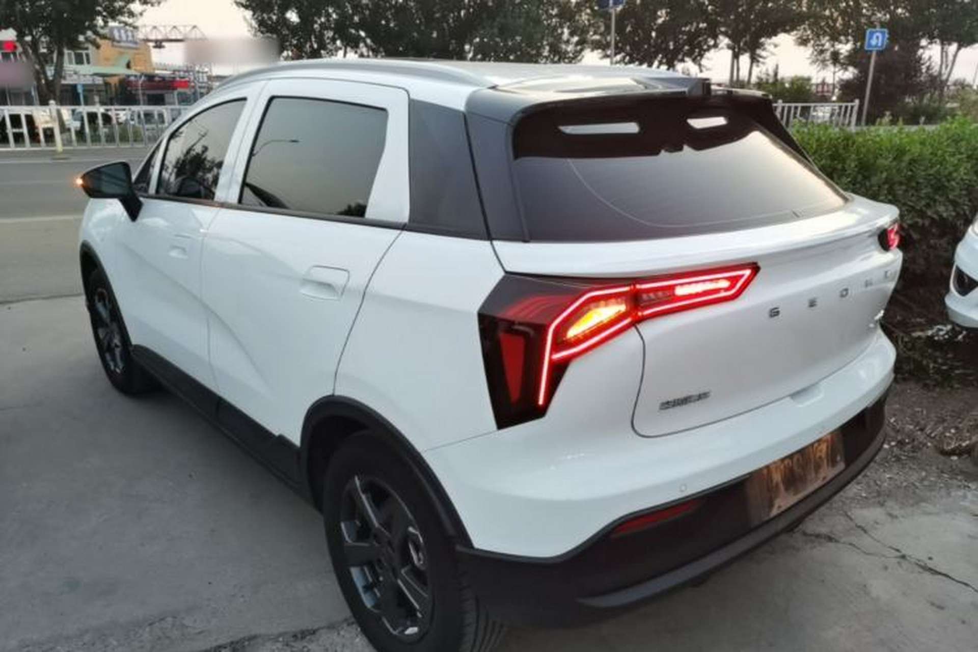 Used Geometry E Firefly 2024 301km Starlight Exterior 2
