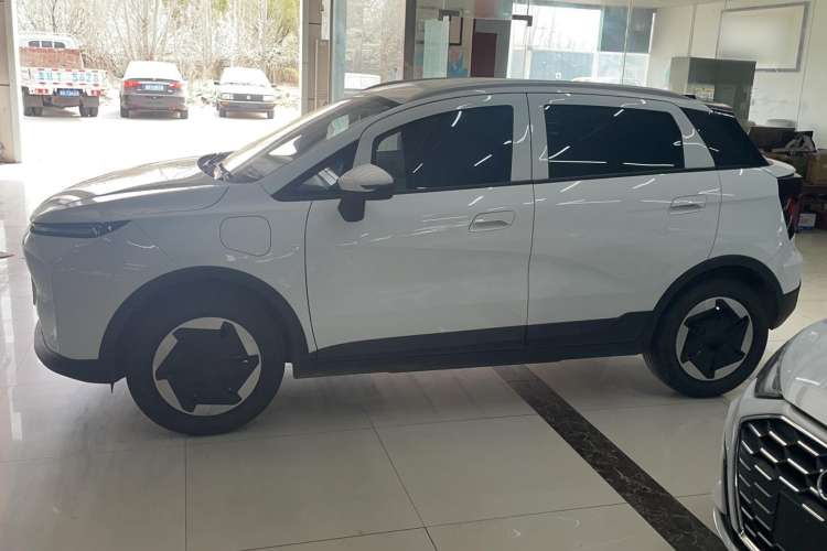 Used Geometry E Firefly 2024 301km Flowing Light Exterior 3