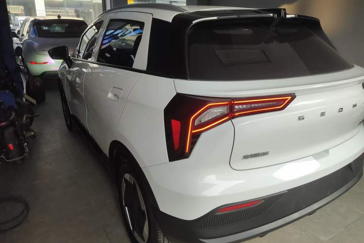 Used Geometry E Firefly 2024 301km Flowing Light Exterior 3