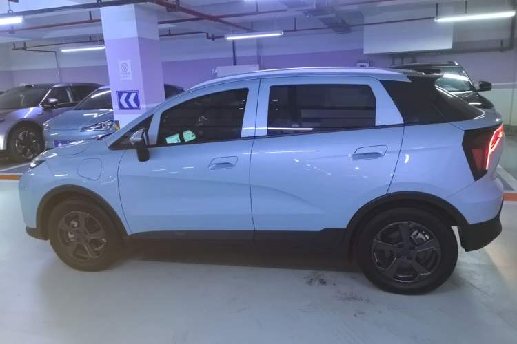 Used Geometry E Firefly 2024 401 km Fluorescent Exterior 3