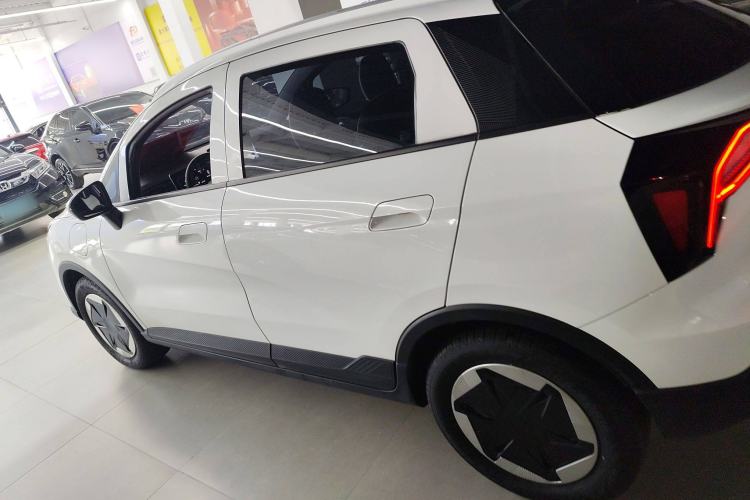 Used Geometry E Firefly 2024 301km Starlight Exterior 3