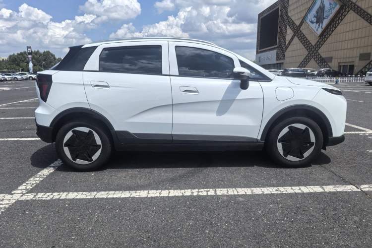 Used Geometry E Firefly 2024 301km Flowing Light Exterior 3
