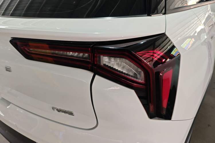 Used Geometry E Firefly 2024 301km Flowing Light Exterior 3