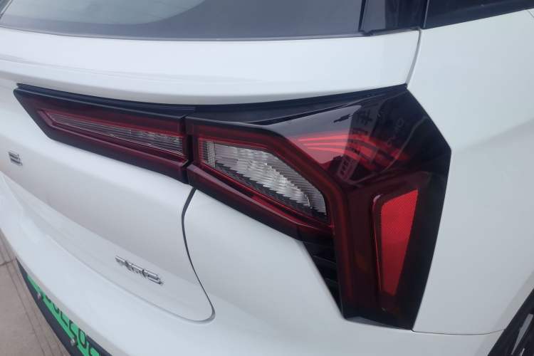 Used Geometry E Firefly 2024 401 km Fluorescent Exterior 3