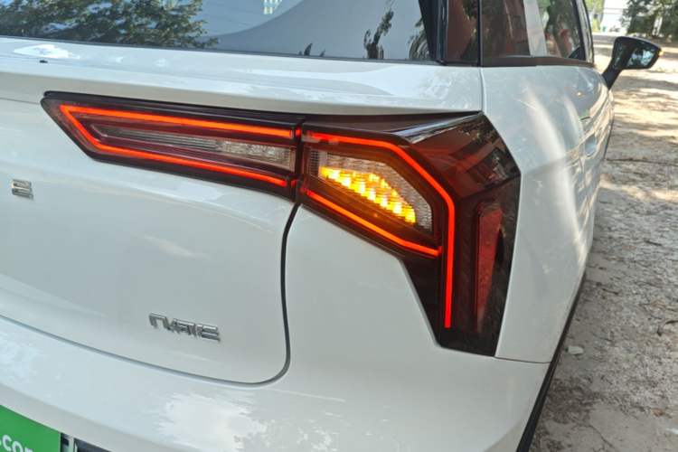 Used Geometry E Firefly 2024 301km Flowing Light Exterior 3