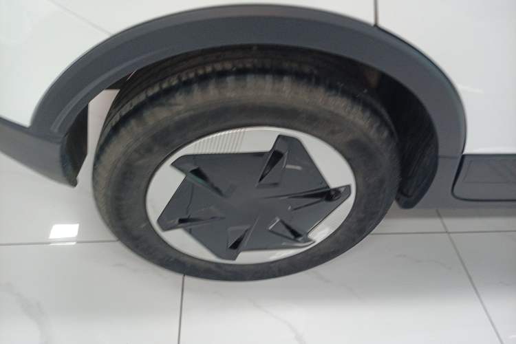 Used Geometry E Firefly 2024 301km Flowing Light Exterior 5
