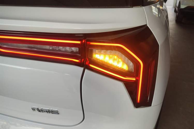 Used Geometry E Firefly 2024 301km Flowing Light Exterior 6