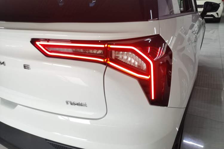 Used Geometry E Firefly 2024 301km Flowing Light Exterior 6