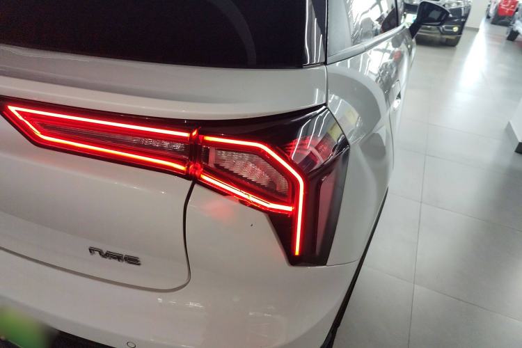 Used Geometry E Firefly 2024 301km Starlight Exterior 6