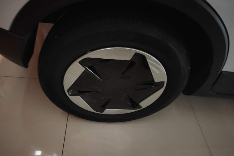 Used Geometry E Firefly 2024 301km Starlight Exterior 8