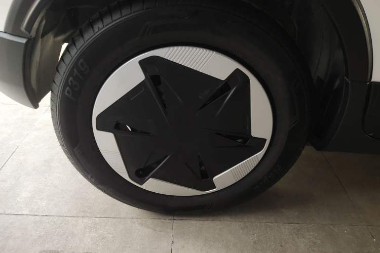 Used Geometry E Firefly 2024 301km Flowing Light Exterior 8