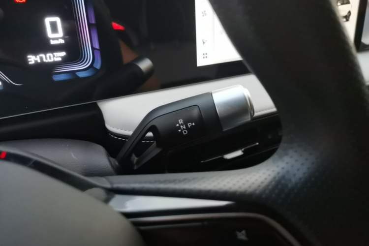 Used Geometry E Firefly 2024 301km Starlight Gear Lever