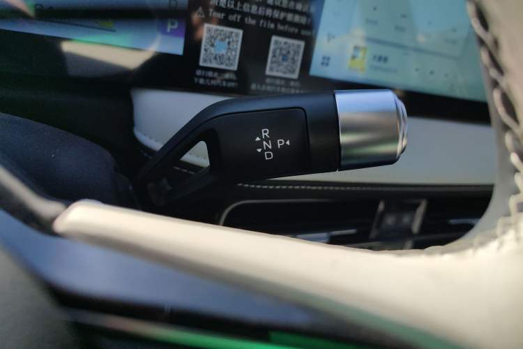 Used Geometry E Firefly 2024 401 km Fluorescent Gear Lever